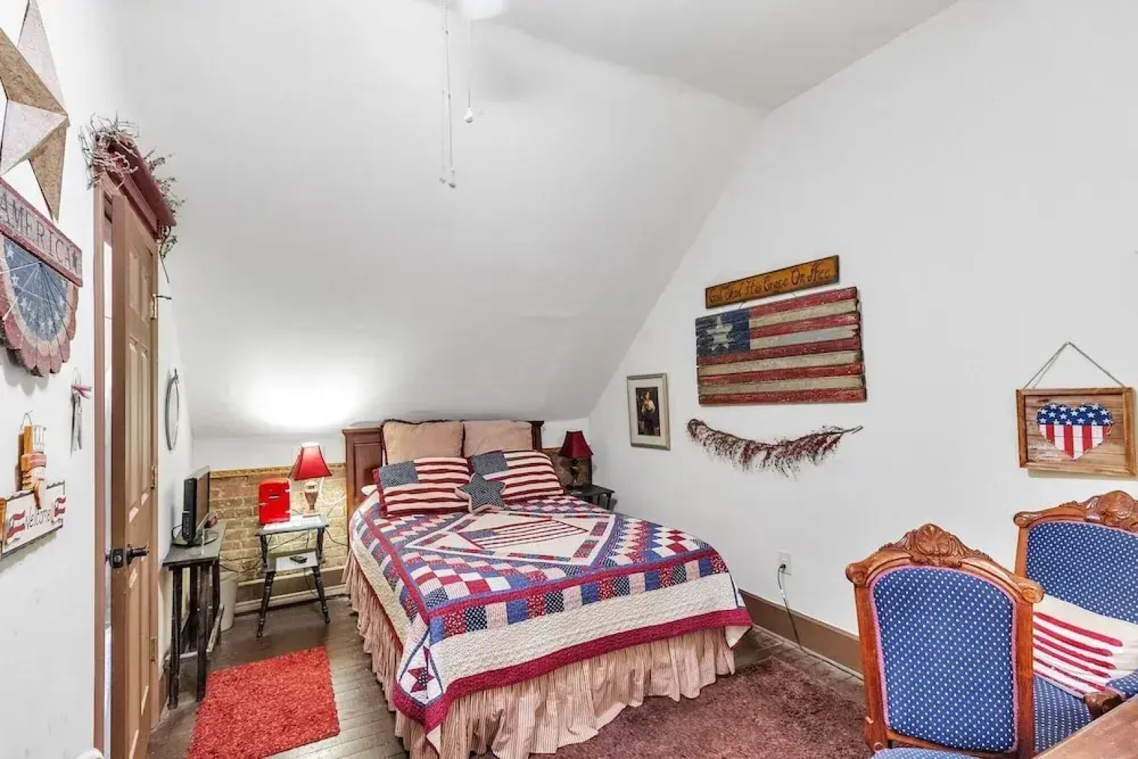 America Room 1 Bedroom by Main Street Bed & Breakfast