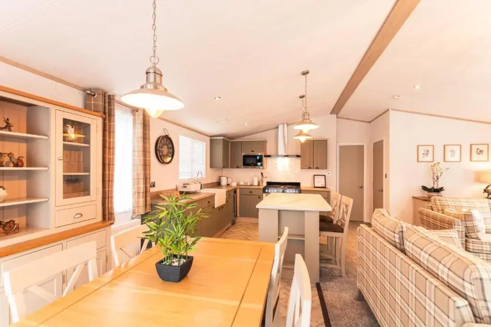 Hemingway Lodge with Hot Tub