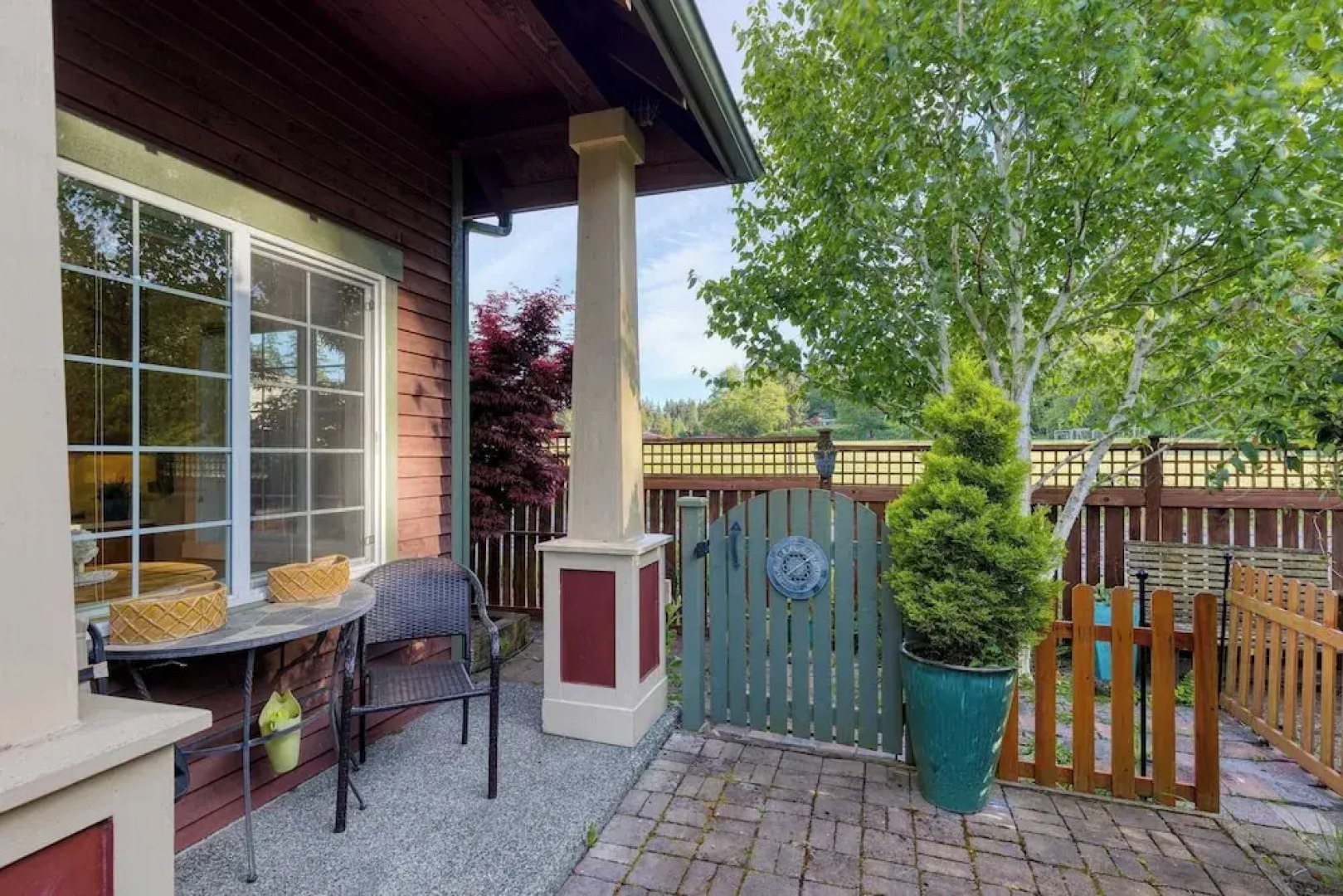 Sunny Backyard, Fireplace, Coastal Access in Peaceful Neighborhood Near Shopping