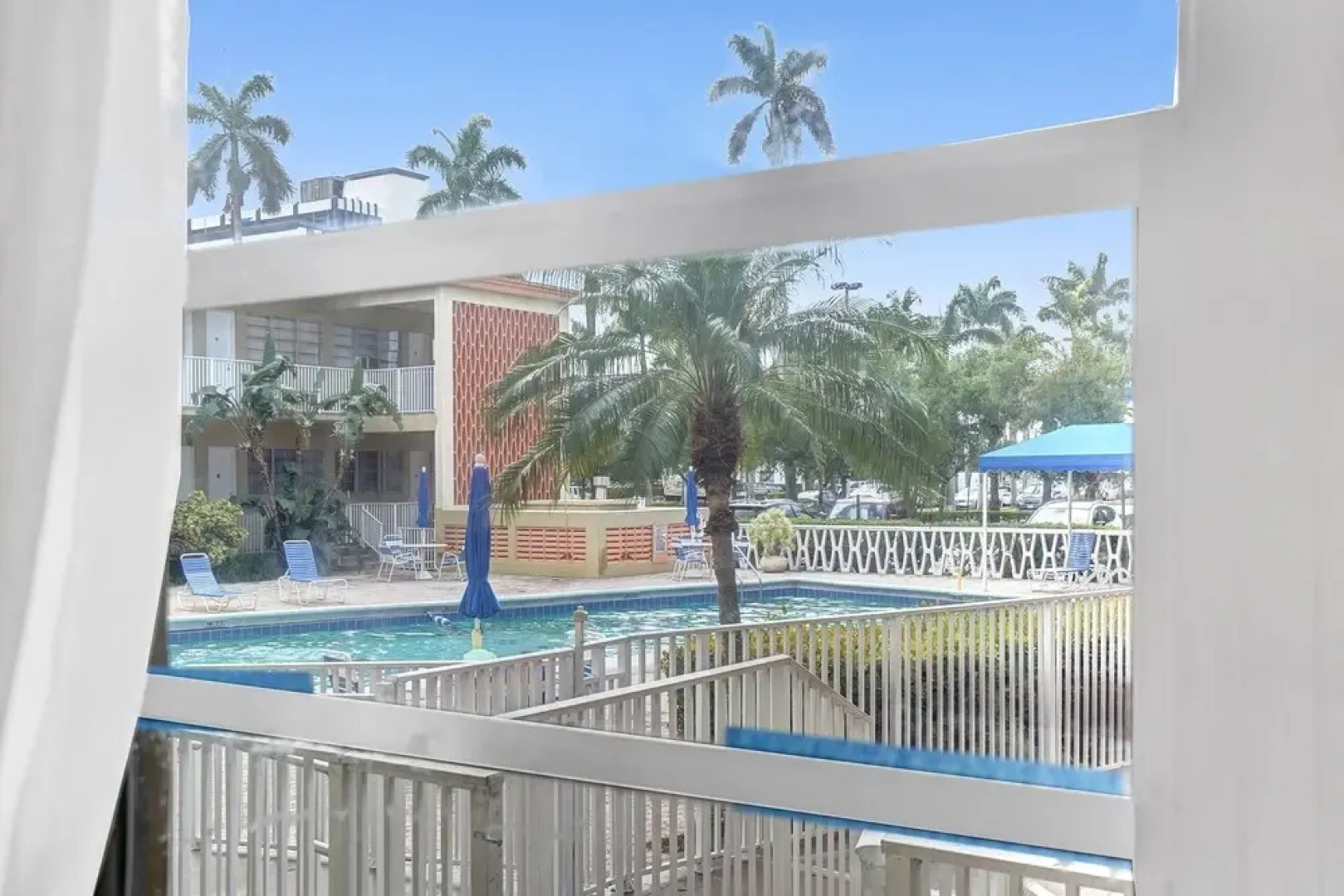 Gorgeous Apartment walking distance to Beach!!