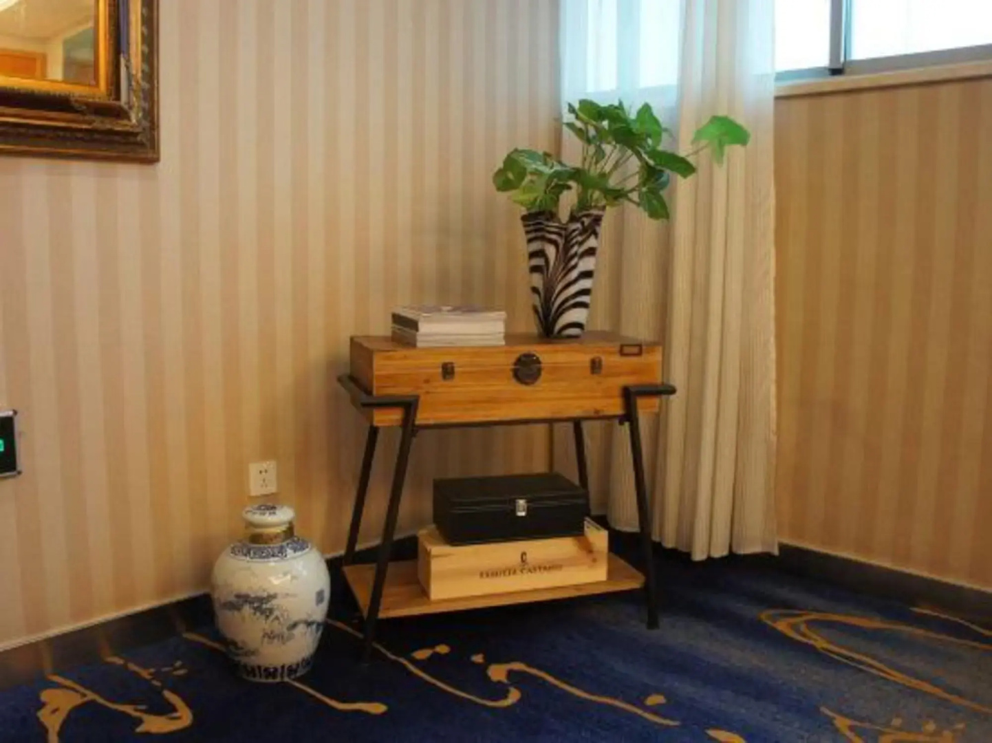 Lanwan Hotel (Karamay Xihuan Road)