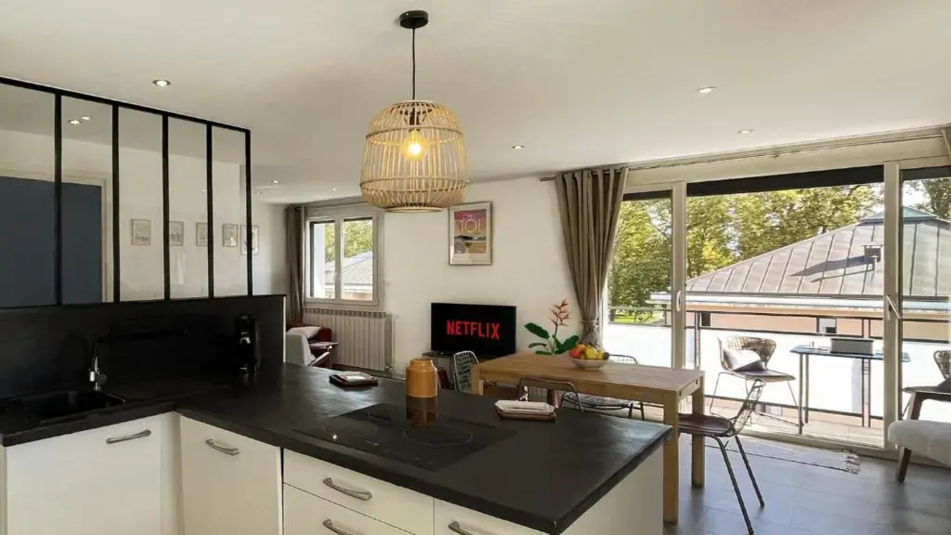 HOMEY MONTAIGNE - New - A 1 min à pied du LAC D'ANNECY - 2 Balcons privés - Appartement avec 2 chambres - Stationnement gratuit toute l'année sauf en été - juin à août