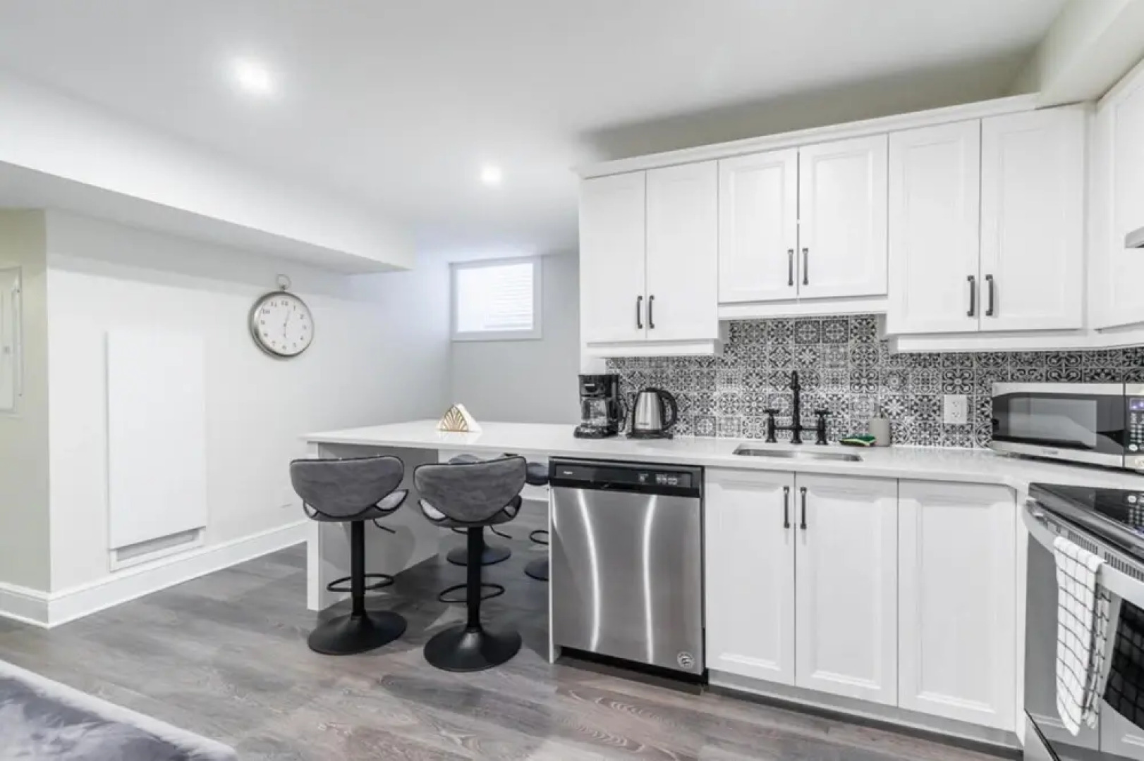 Rideau Comfort 2BD 1BA Apartment Free Parking