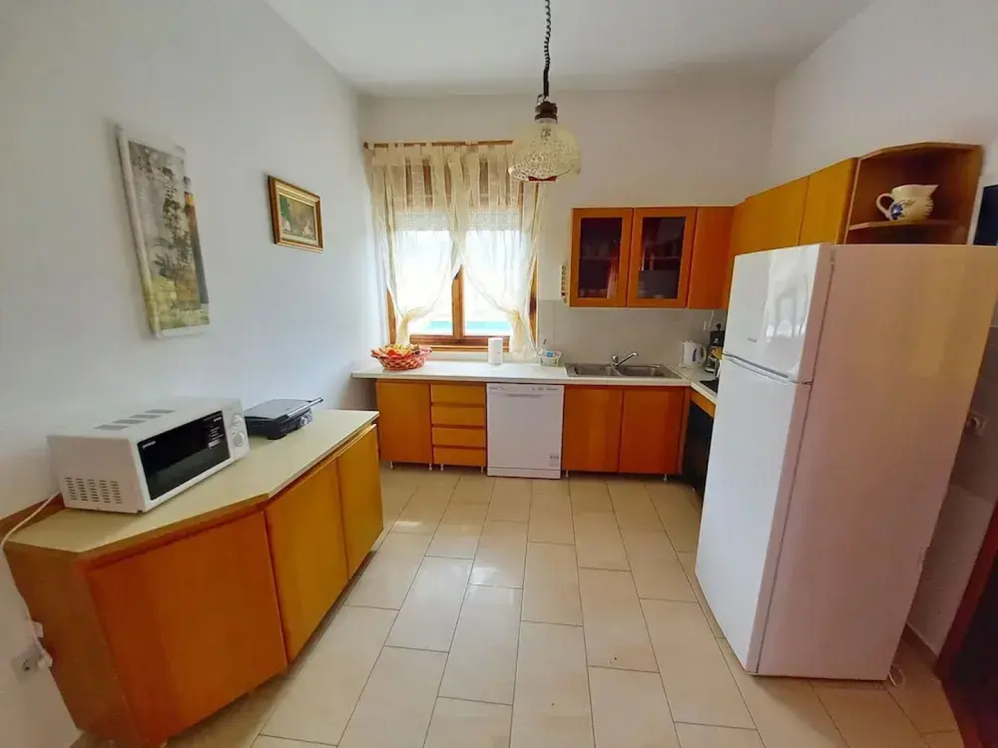 Detached House at Country Side, Fenced Private Garden Ideal for 2 Fam, Wifi