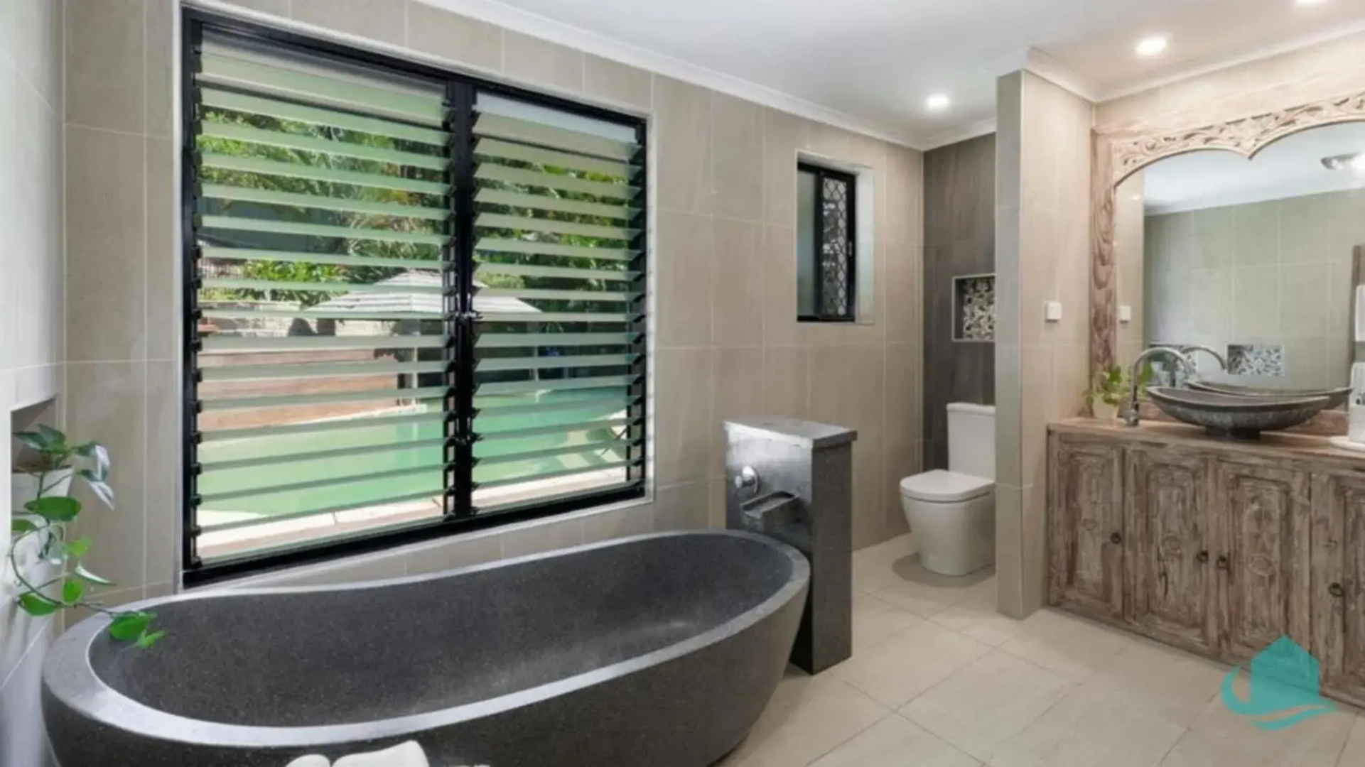 Splendour Hideaway - Luxury pool at Caves Beach