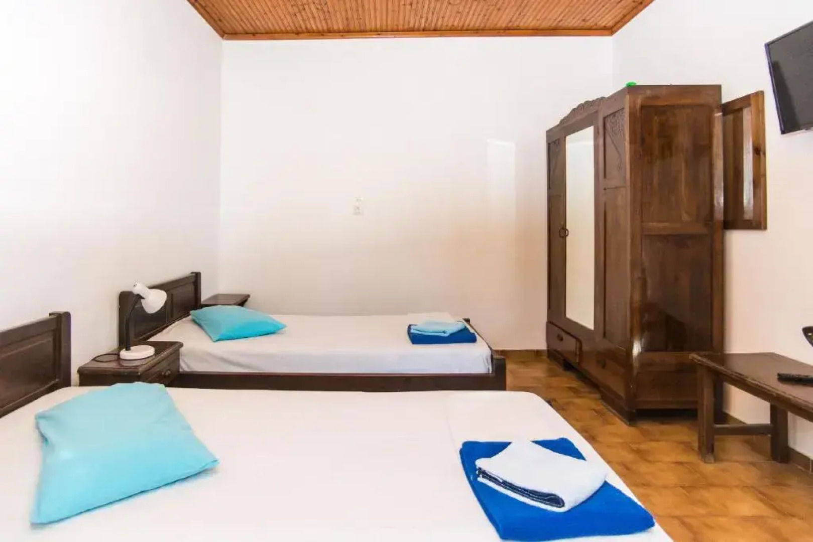 Blue White Hotel Studio Apartments