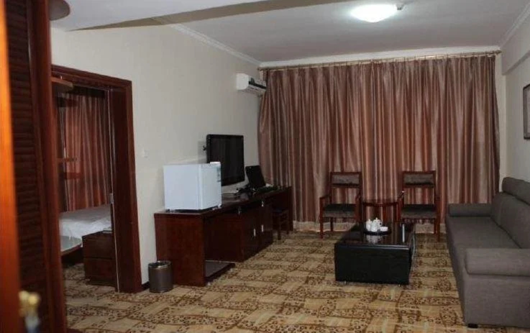 Jinghong Business Hotel