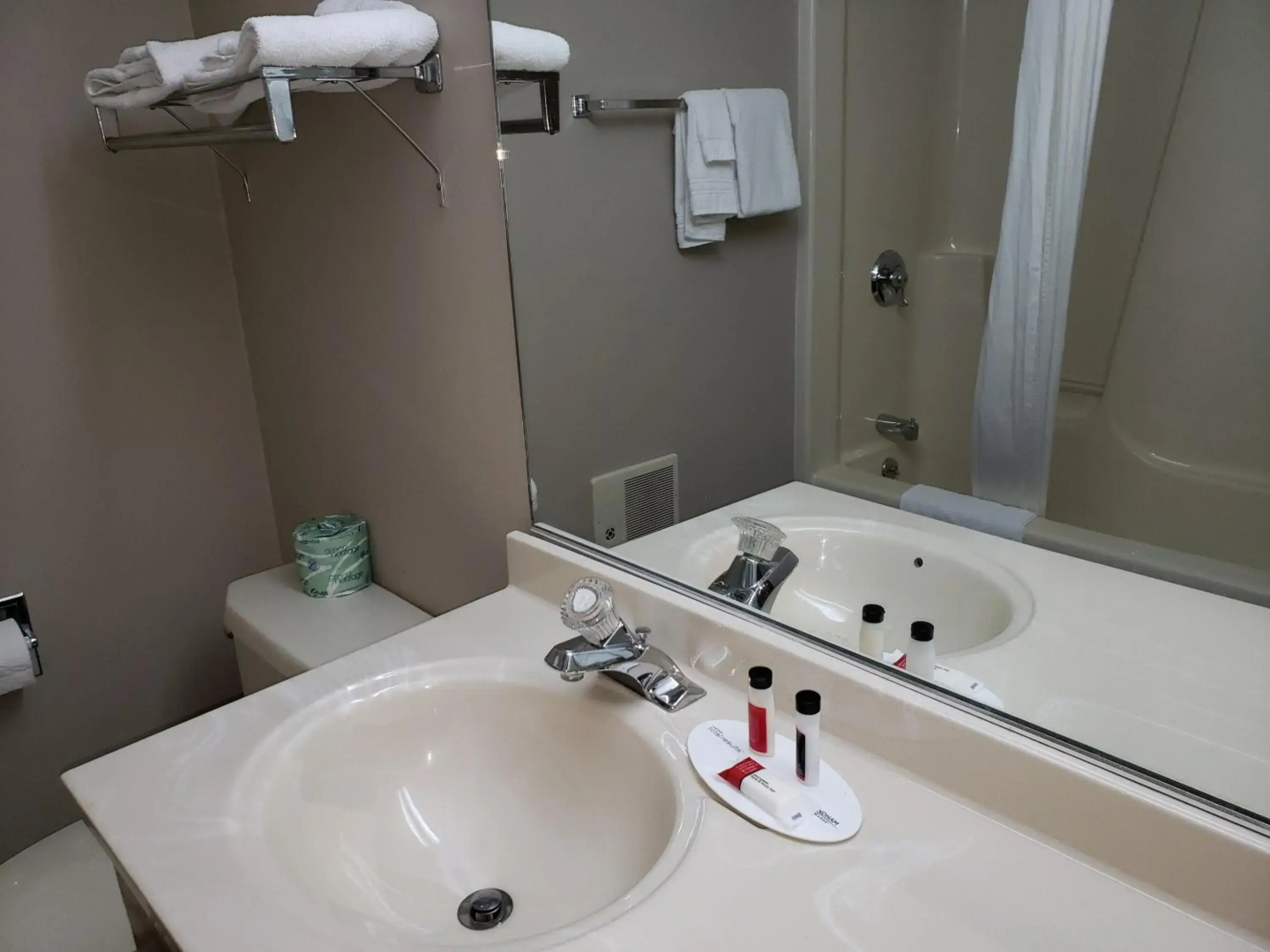 Watseka 24 Inn & Suites