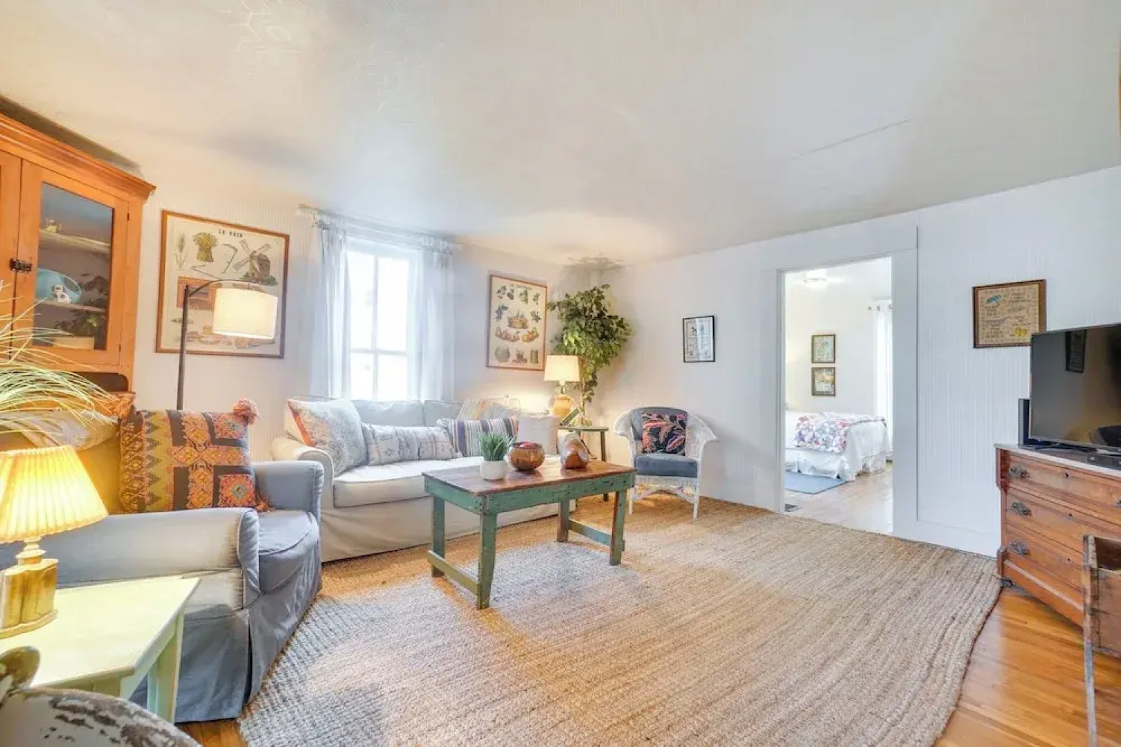 'the Porch House' Located in Historic Village