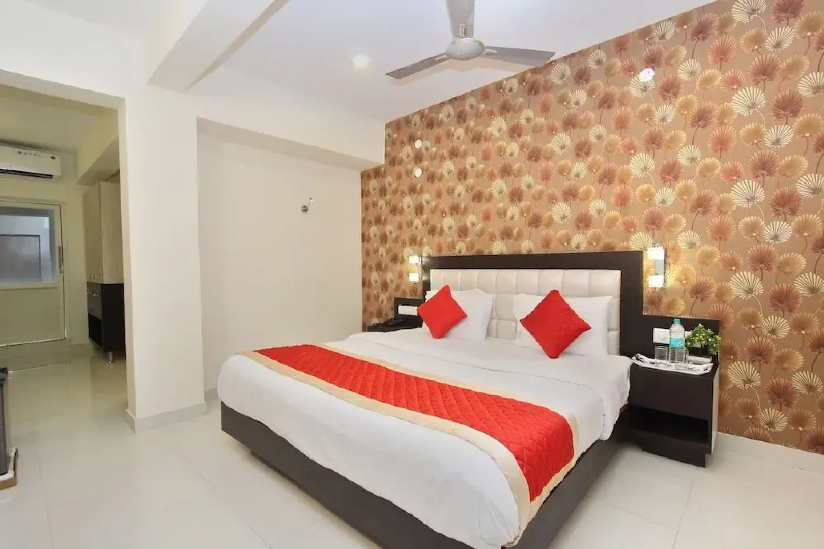 Oyo 4429 Vee Suites