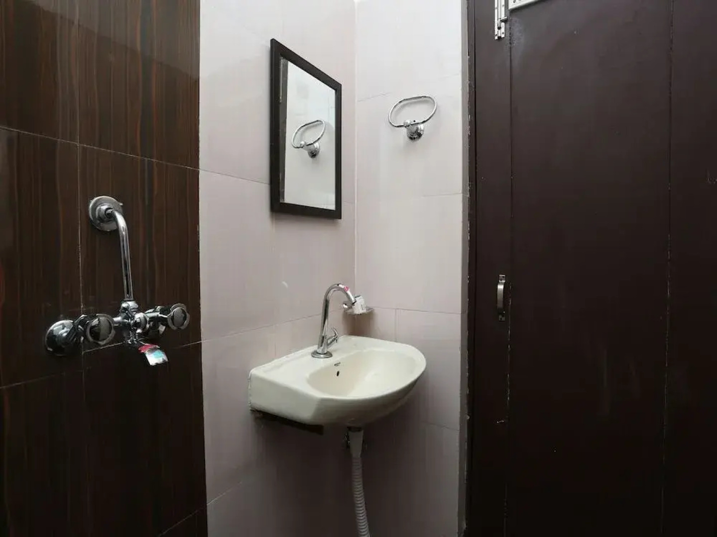 Oyo 30850 Hotel Hira