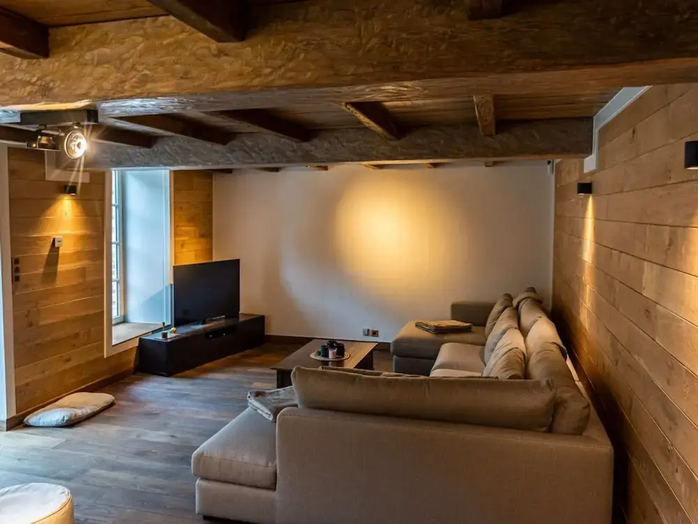 Cosy Mansion With Private Terrace and Sauna