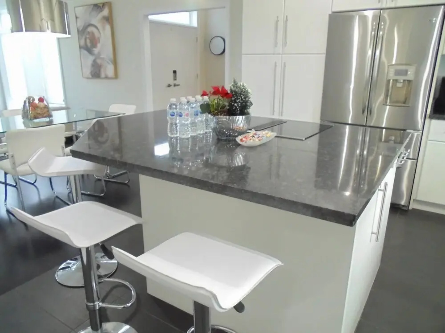 Luxury White House In Oakville Free Ev Charging