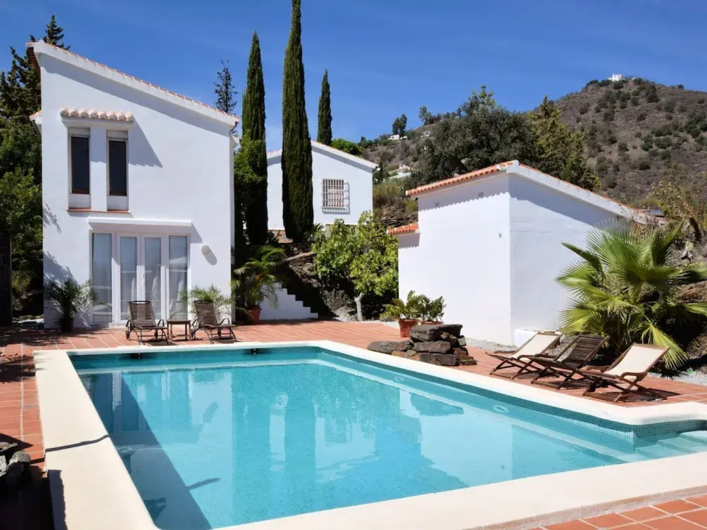 Splendid Villa With in Sayalonga Swimming Pool