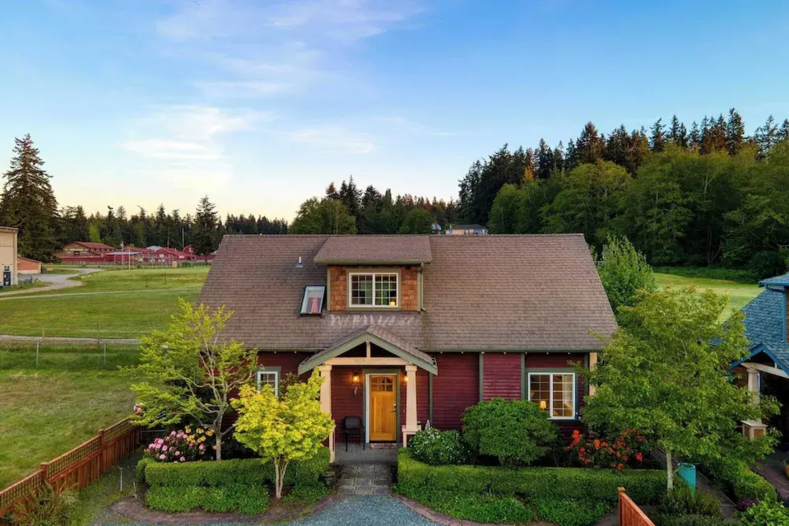 Sunny Backyard, Fireplace, Coastal Access in Peaceful Neighborhood Near Shopping