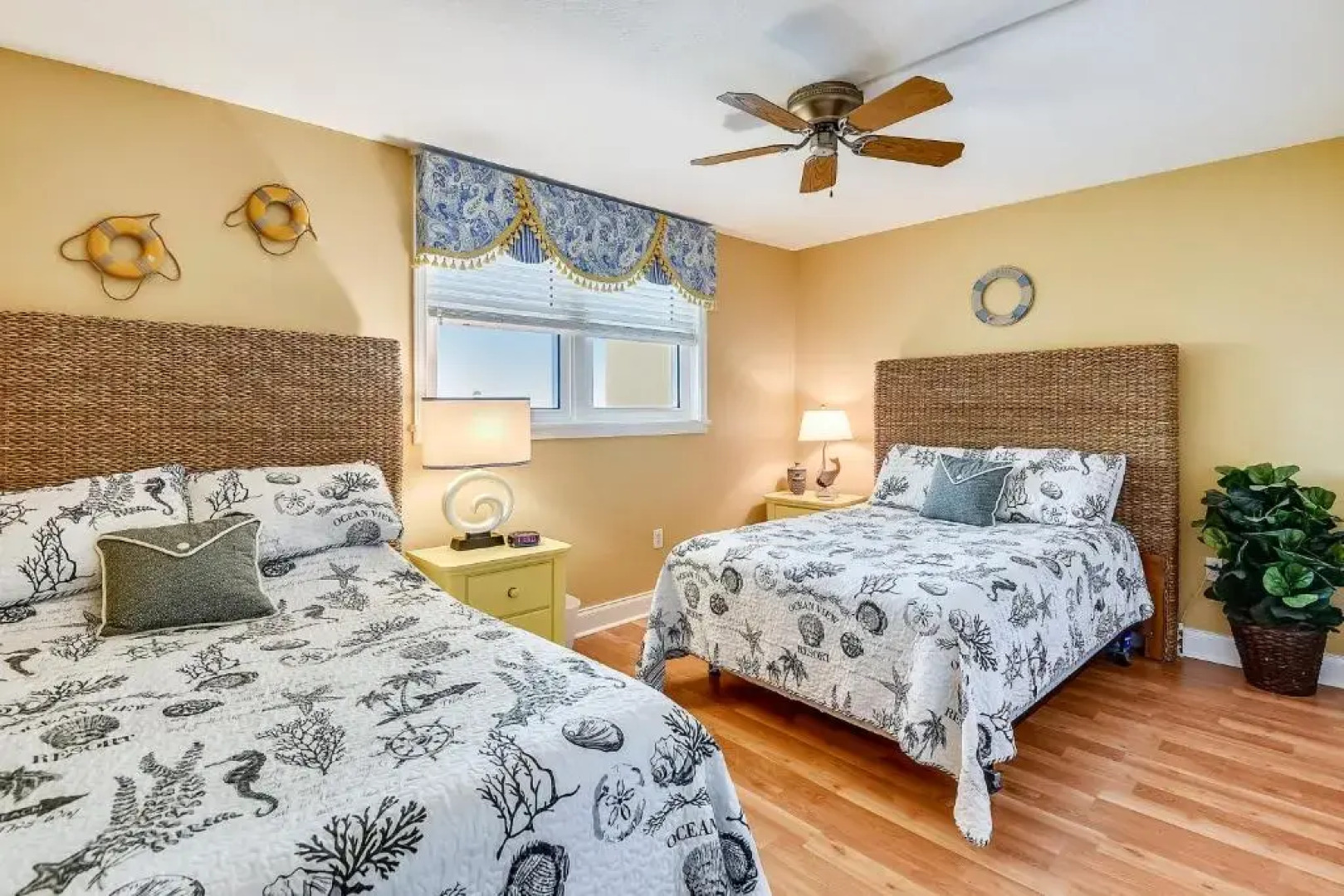 Pat's Paradise - 7030N