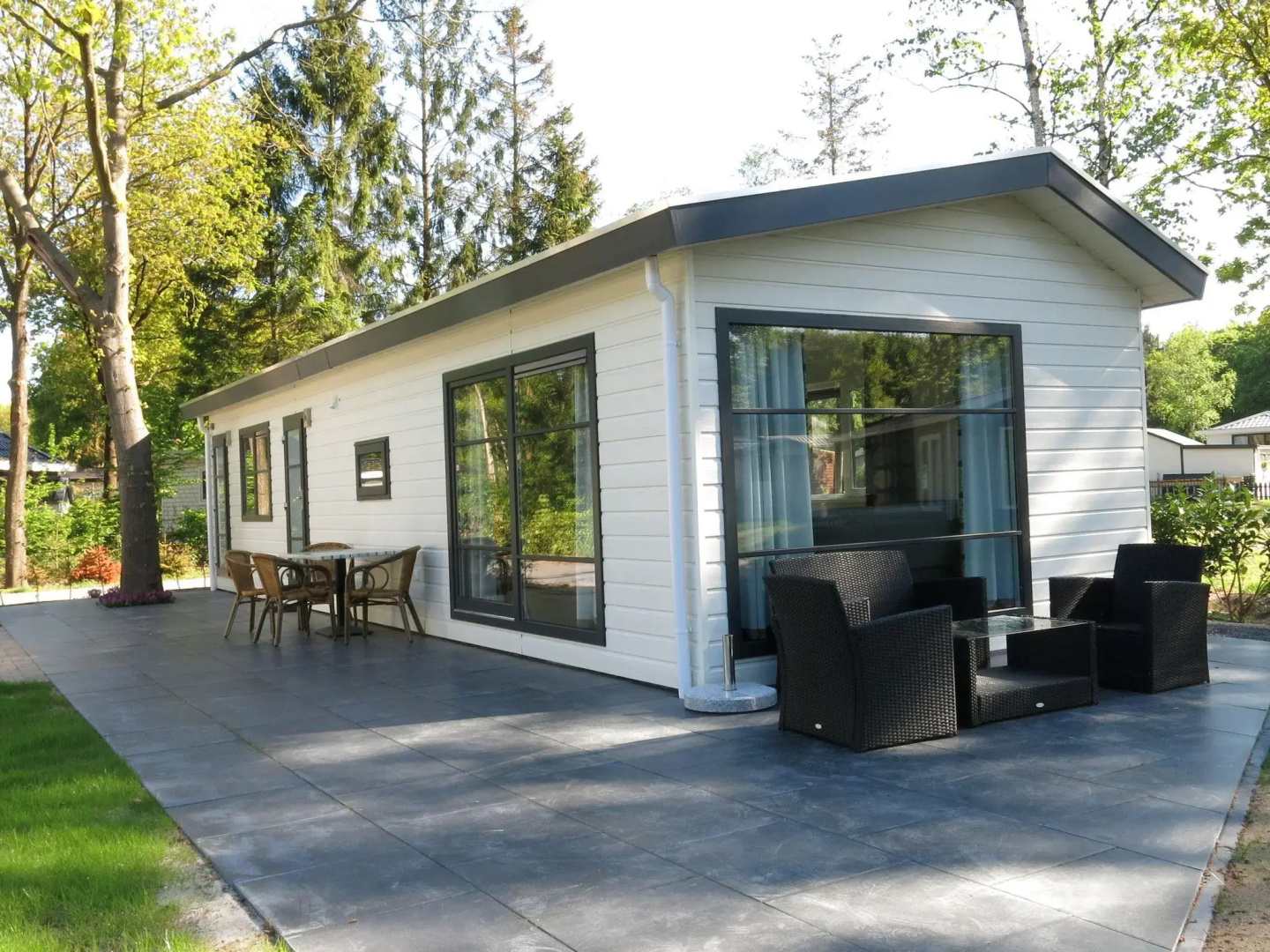 Modern chalet with two terraces and near a pond