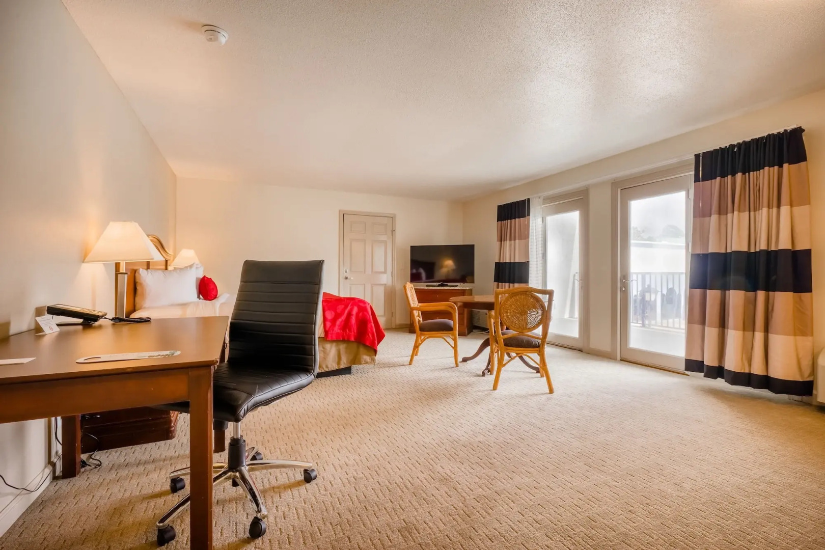 Cottonwood Suites Savannah Hotel & Conference Center