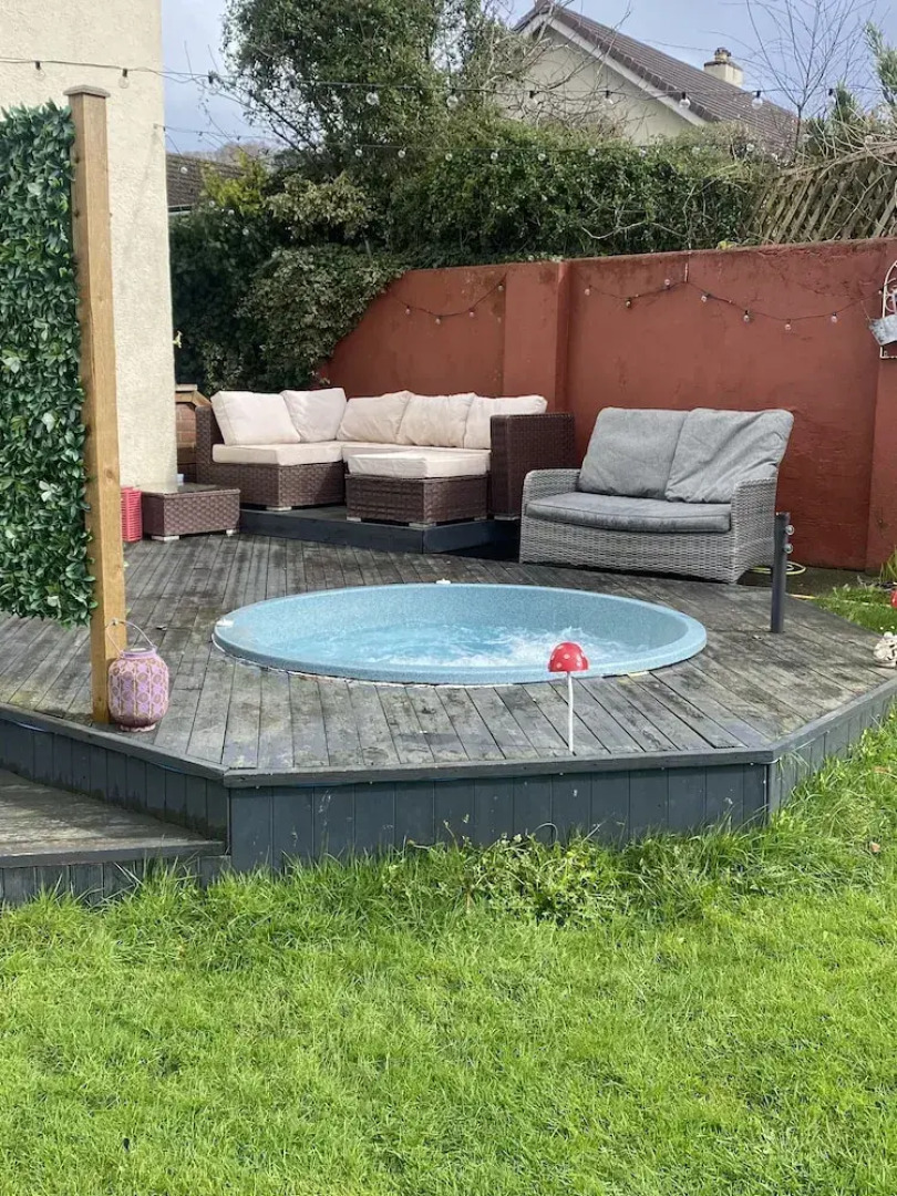 3 Bedroom House, Hot Tub,torbay, Sleeps 6, Parking