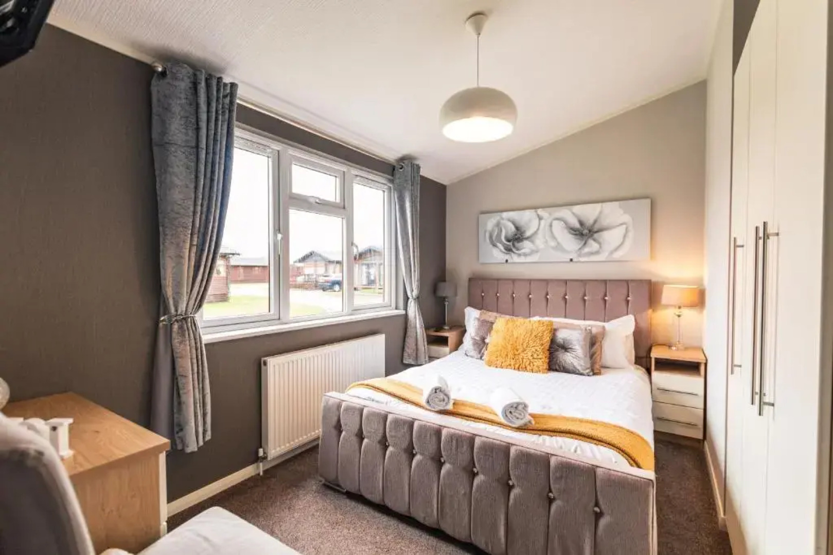 Kingfisher Lodge with Hot Tub