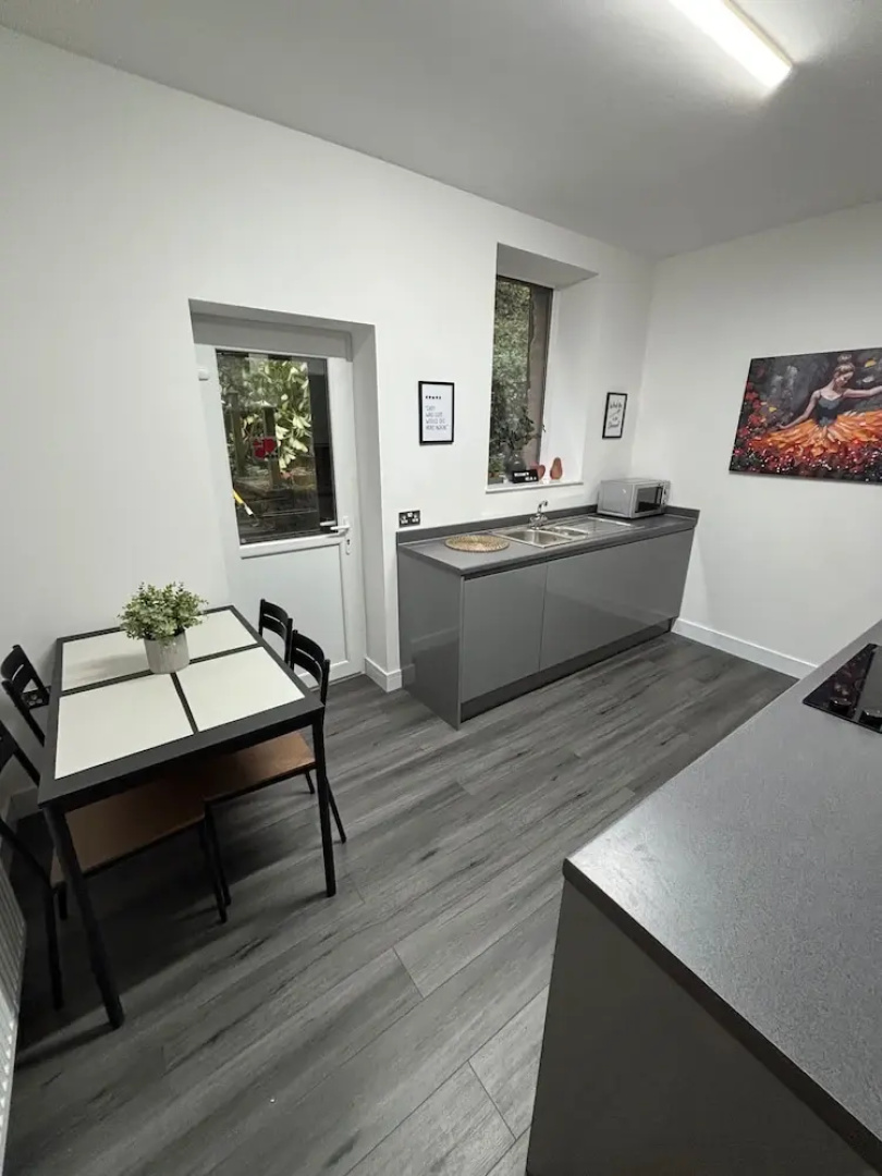 Shawforth - 2 Beds - Sleeps 4 - Street Parking