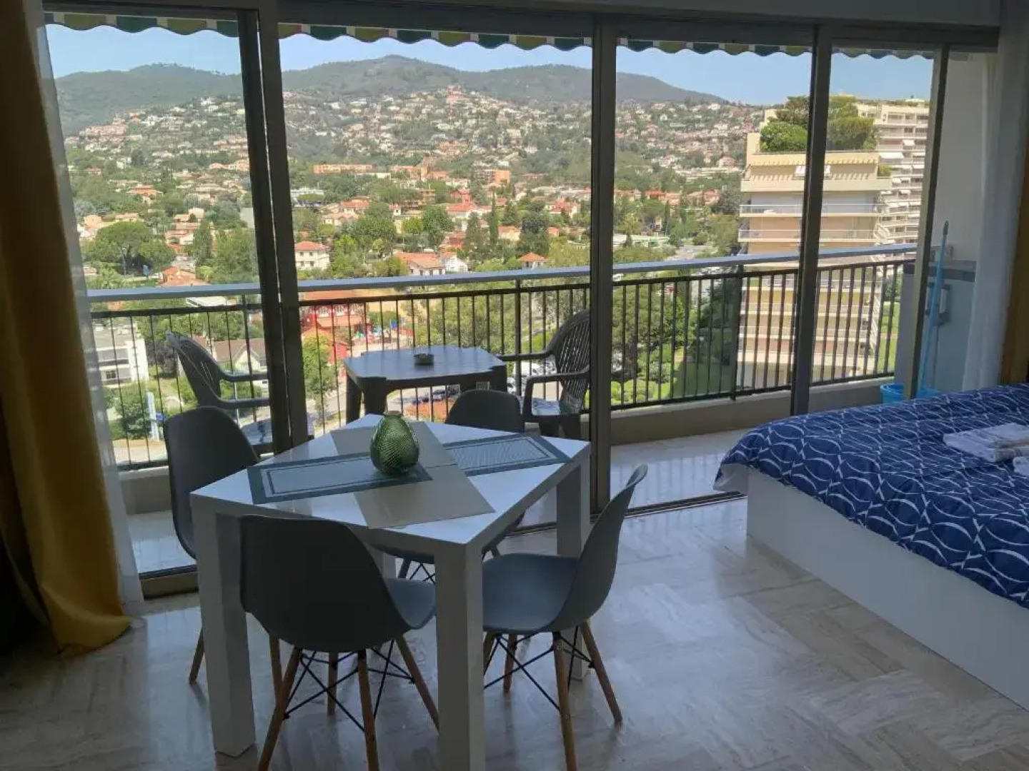 Cannes Marina Résidence Le Surcouf - Studio de 28m2 au 10ème étage avec piscine, terrasse, parking, vue montagne et port : Mandelieu-La Napoule