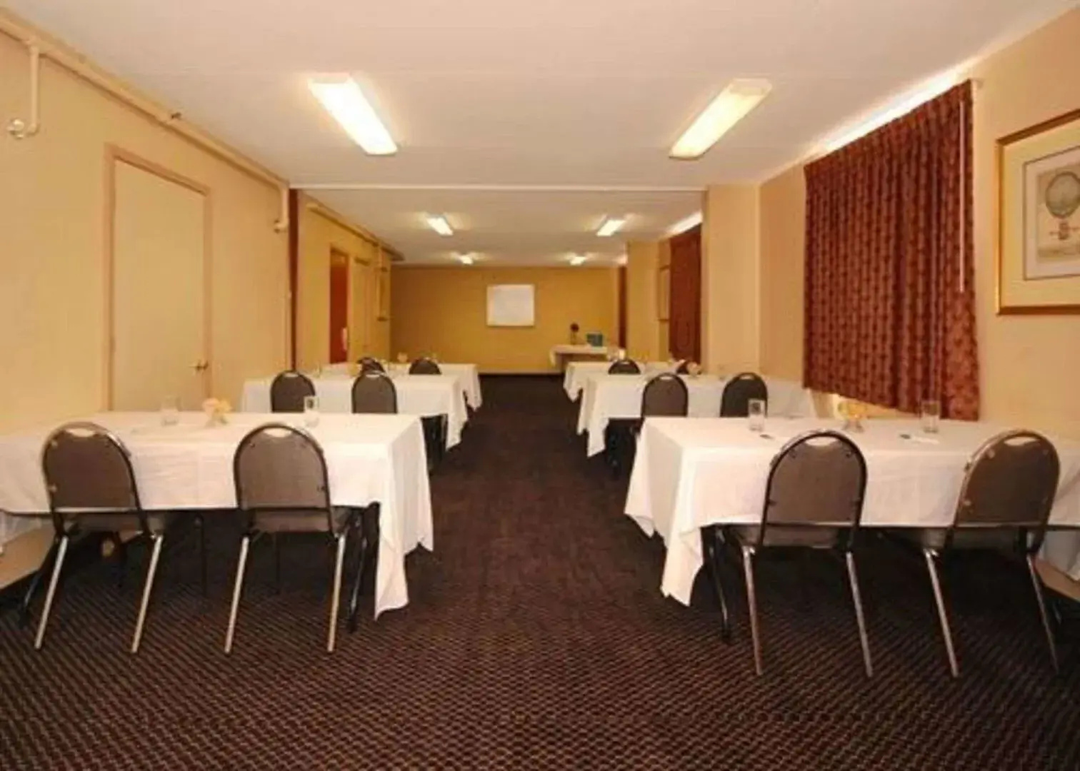 Econo Lodge Inn & Suites