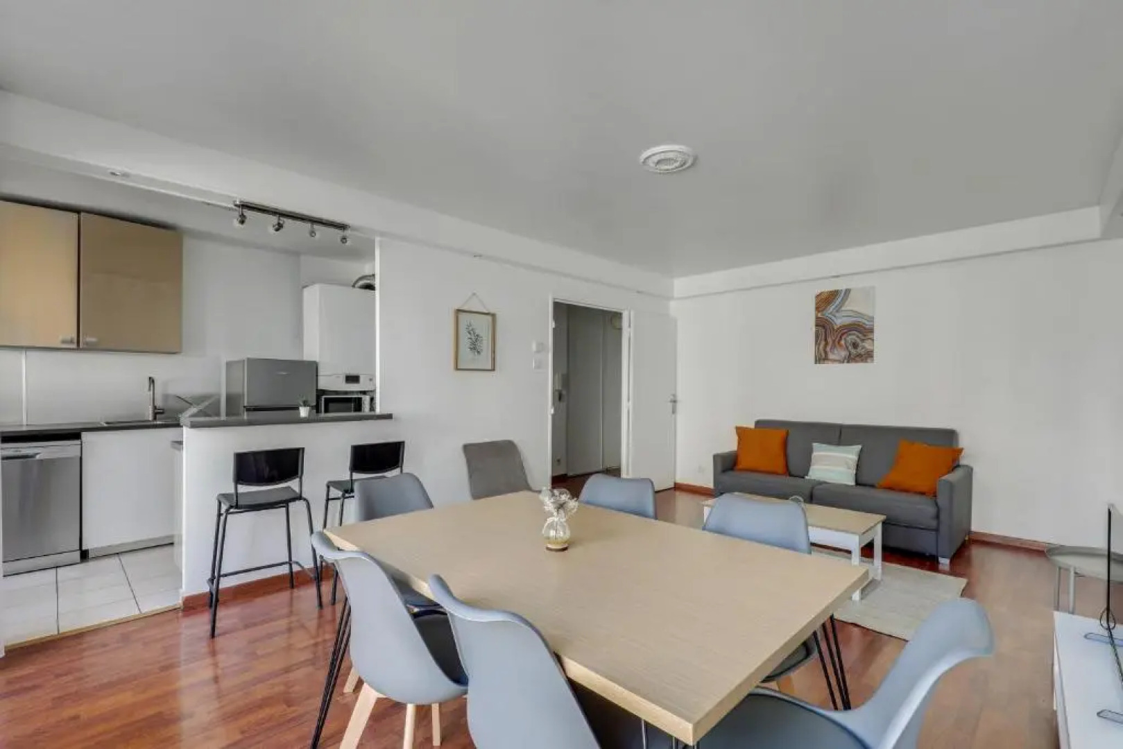 Chic and spacious apart with parking