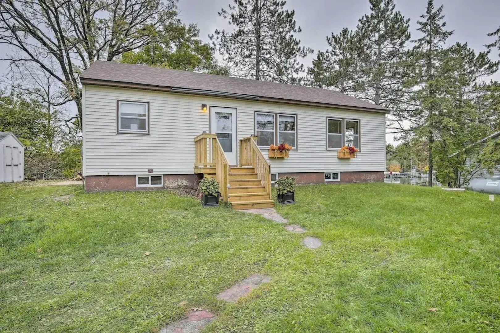 Birchwood Cottage With Red Cedar Lake Access!