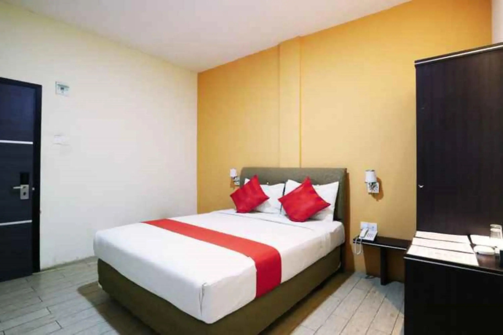 Blitz Hotel Batam Near Sultan Mahmud Ri'ayat Shah Mosque