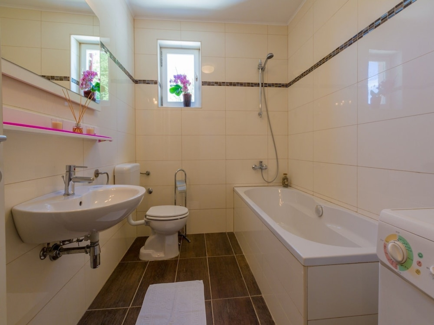 Adorable Holiday Home With Private Pool & Great Covered Terrace