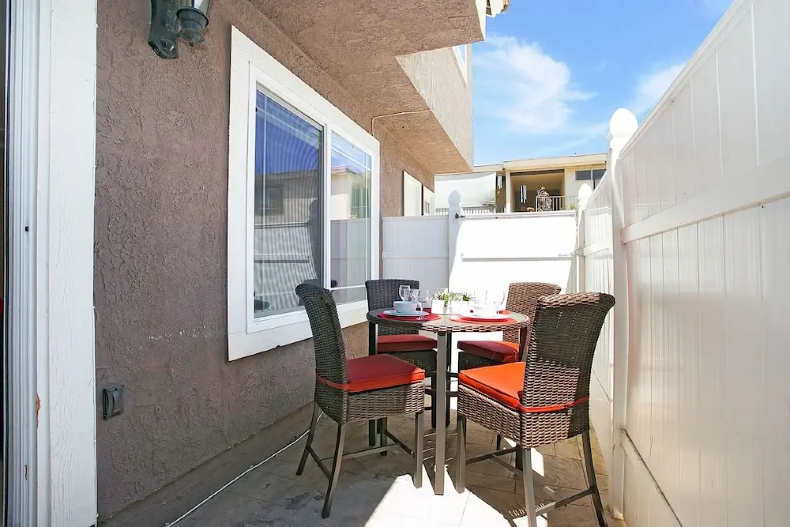 Costa Mesa/Newport - Fast WiFI - Work Stations - Free Parking - Self Check In! (CM-1)