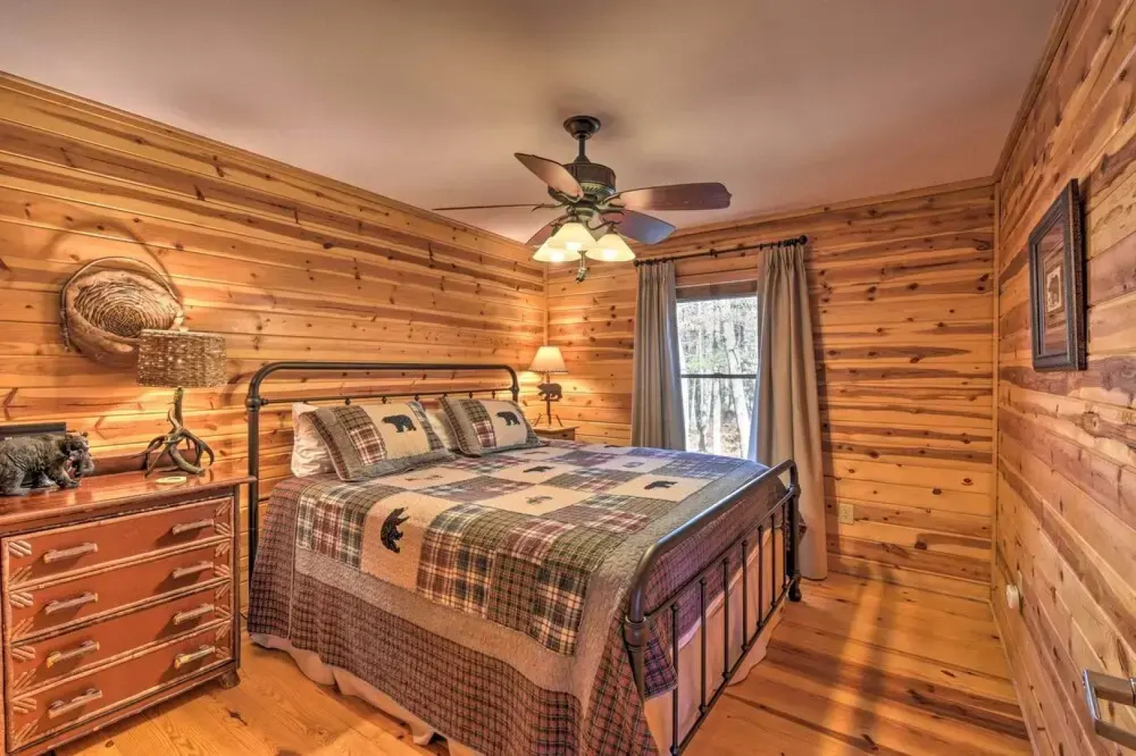 Rustic Cabin w/ Hot Tub: 2 Mi to Unicoi State Park