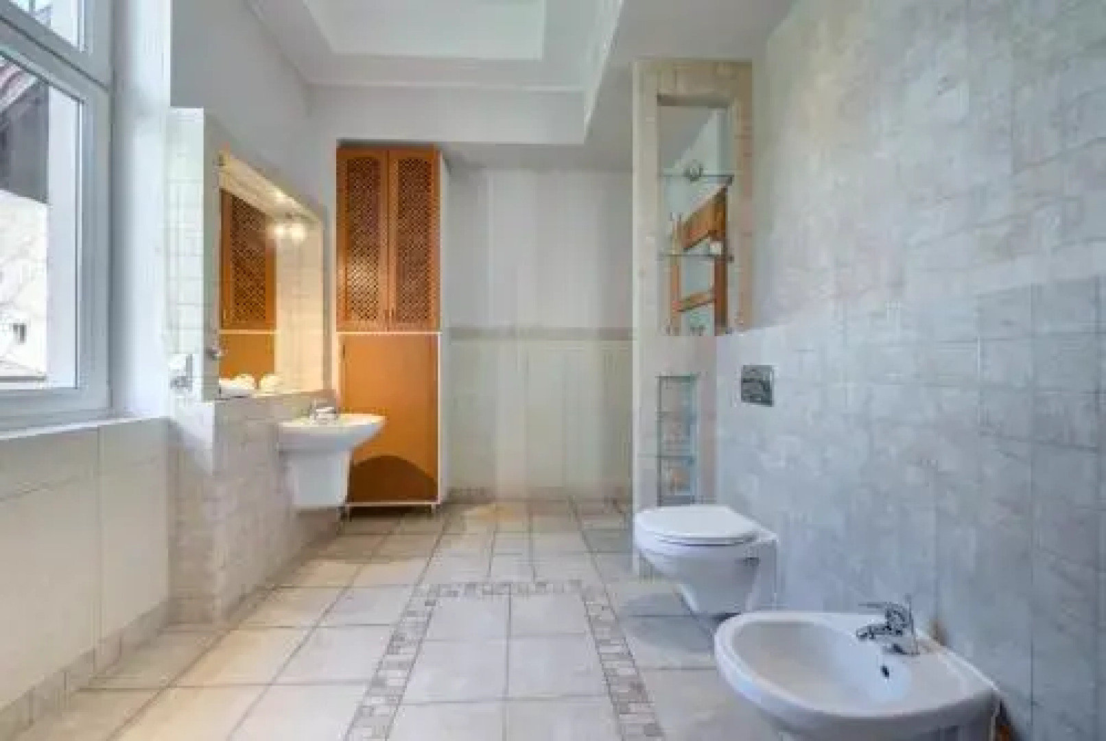 3 City Apartments - Emily