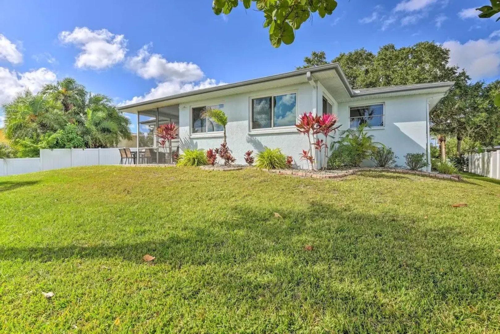 Waterfront Nokomis Escape w/ Dock, Kayaks & Bikes!