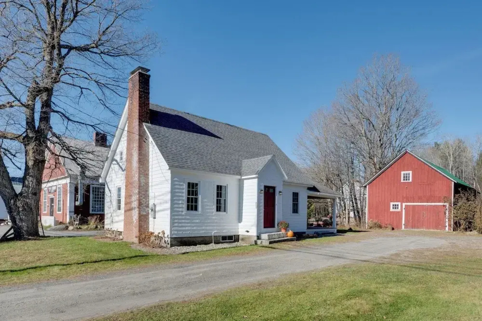Charming Farmhouse: Walk to Village + Trails!
