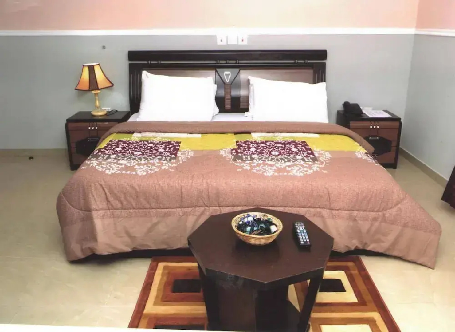 Naptin Executive Hotel And Suites