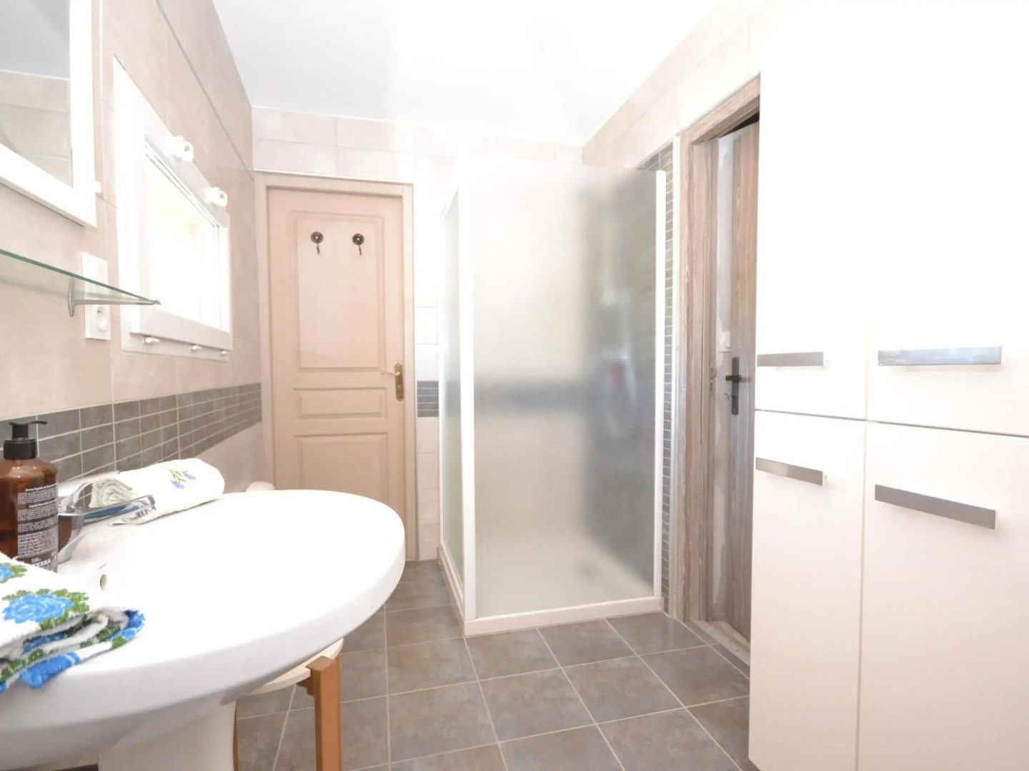 Beautiful holiday home with enclosed, private swimming pool near the village of Aubais.