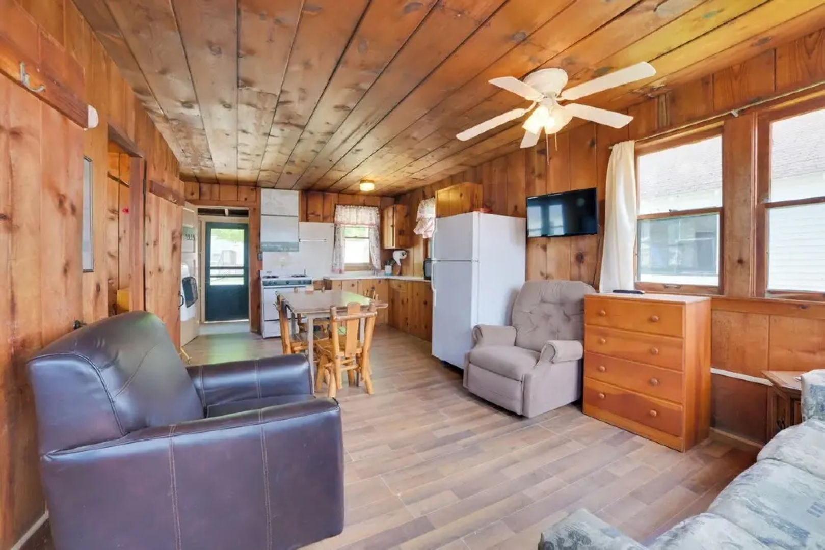 Cabin 8 on Lake Huron in Les Cheneaux Islands!