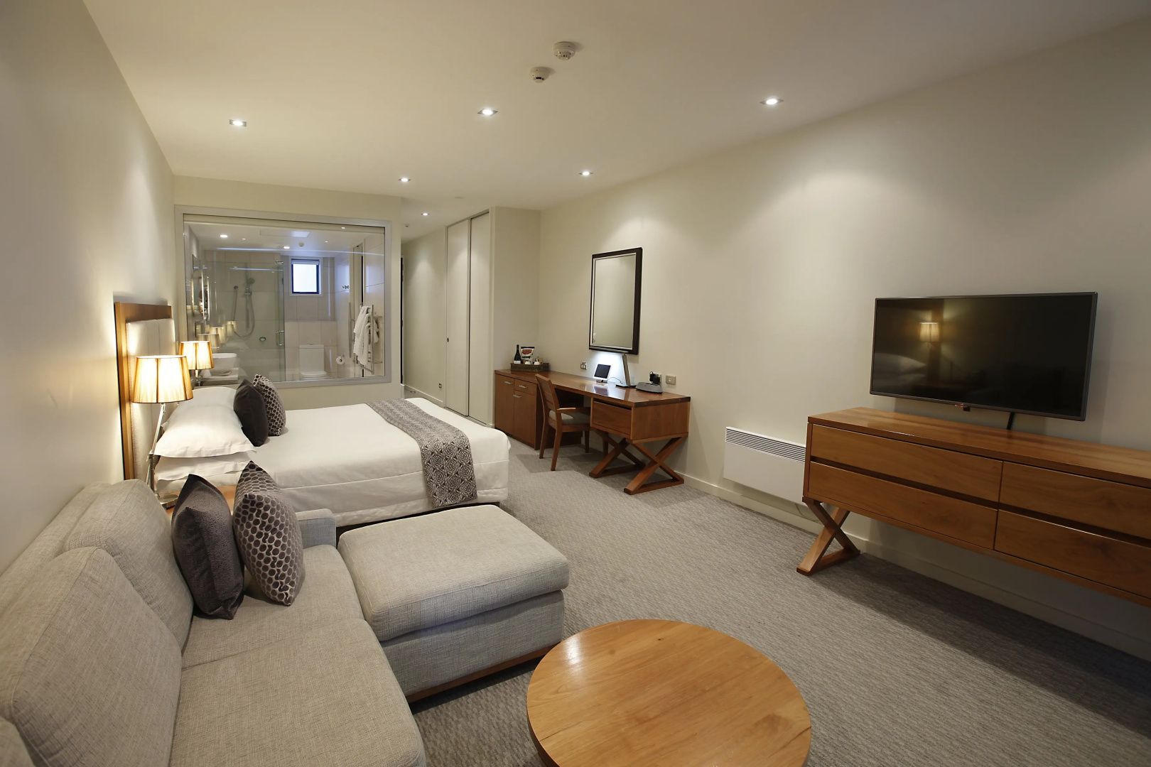 The Rees Hotel, Luxury Apartments & Lakeside Residences