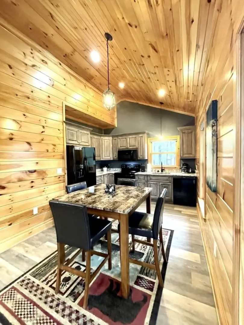 Peaceful family cabin near fishing with over 100 acres of mountain and field trails to explore! 2 Bedroom Cabin by RedAwning