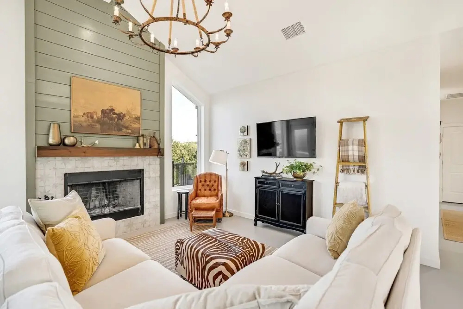 NEW Gorgeous Home With Hot Tub 5min From the River