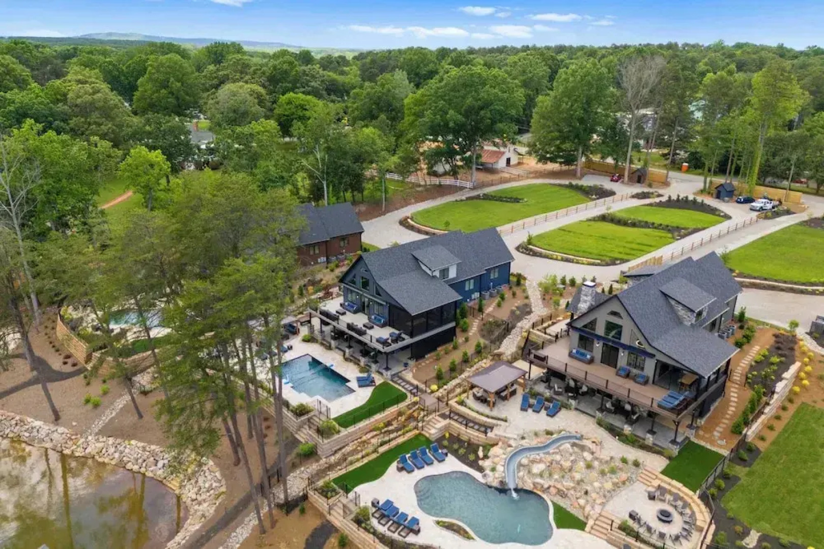 Blue Heron & Gray Fox by Avantstay 2 Lakefront Homes, Sleeps 44 Pool, Dock, Theater