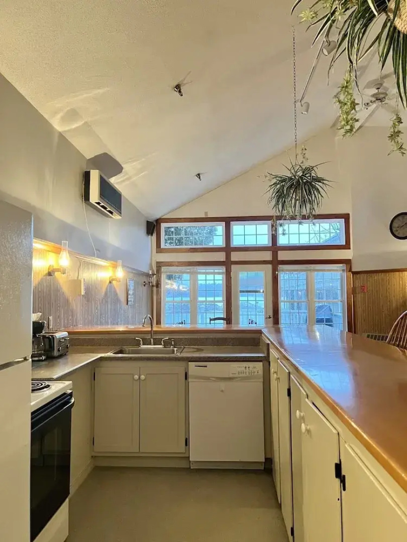 Island Pond Country Inn (Formerly the Lakefront Inn & Motel)