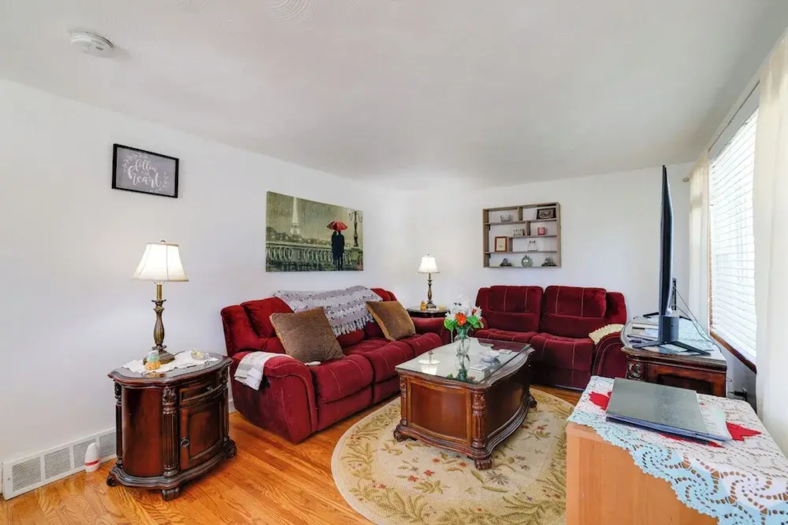 Large Private Yard: Home 14 Mi to Niagara Falls!