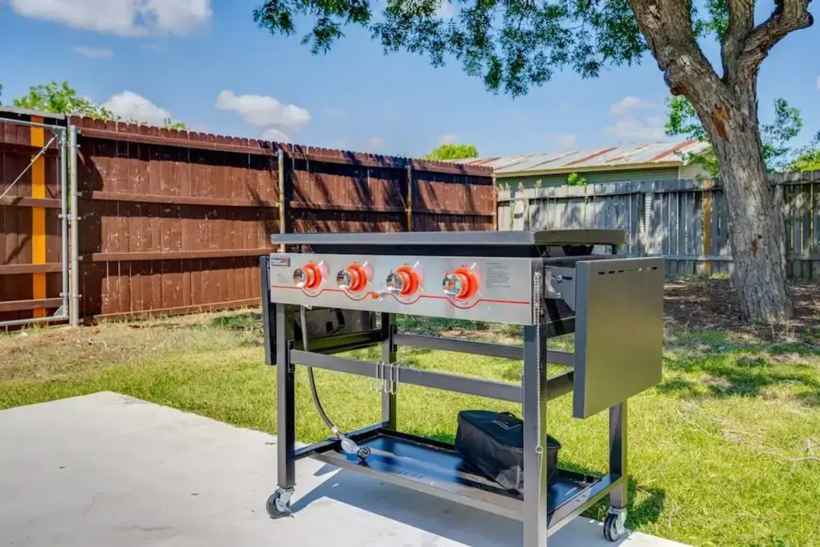 Modern 3 2 two Kings hot tub Fire pit 16min to Wine Trail Nearby Pickleball Courts Pools