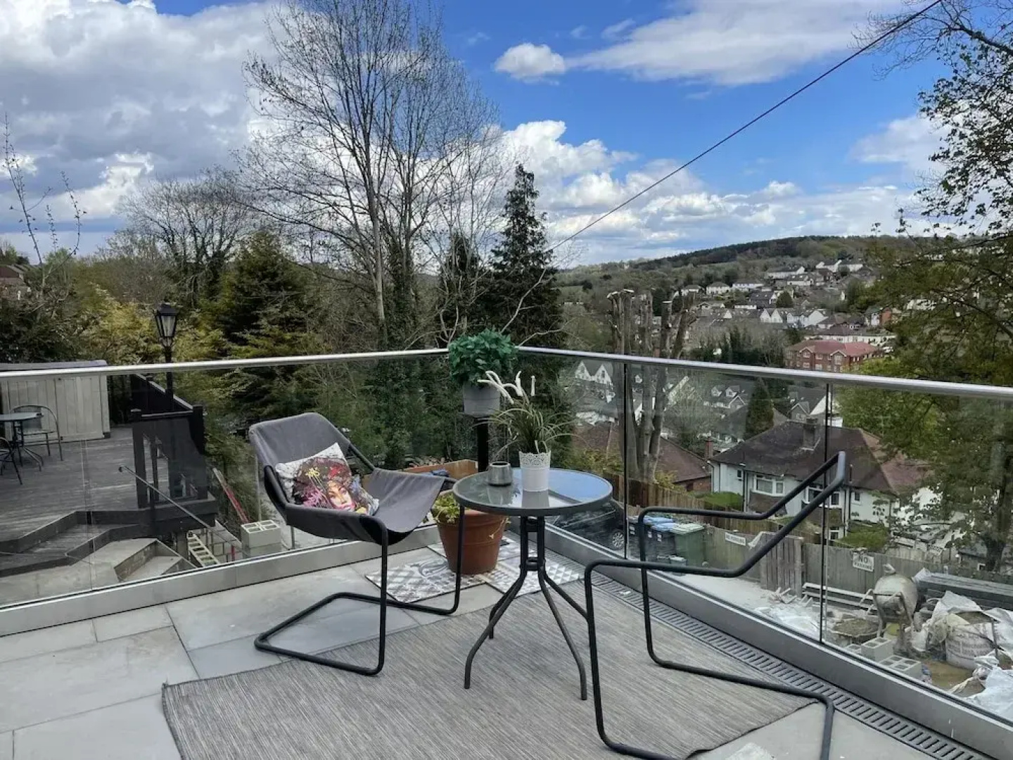 Artsy Retreat - Sleeps 8, Free Parking & Balcony