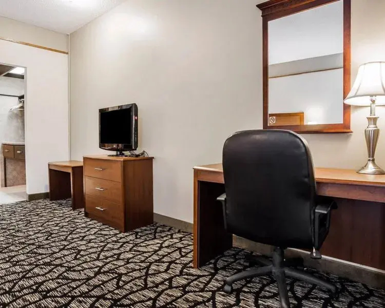 Suburban Studios Kansas City Airport North