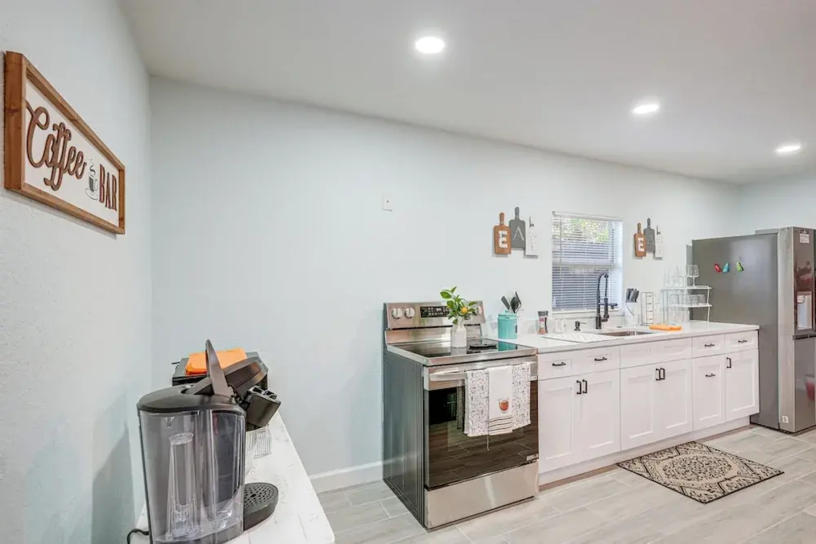 12 Mi to Dtwn Tampa: Vibrant Home w/ Outdoor Space