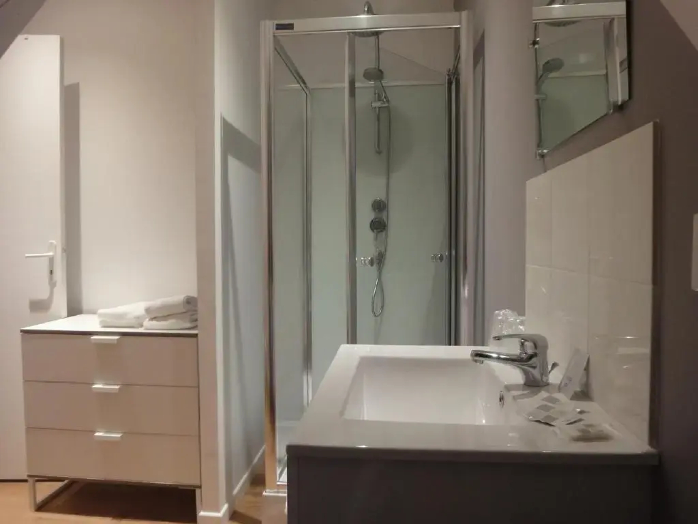 La Villa du 15 - Chambres indépendantes & autonomes du restaurant La Maison - climatisation et piscine chauffée